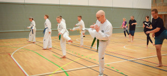 Foreldre og barn trener samtidig i Søreidehallen. Foto: Kristoffer B. Fürstenberg